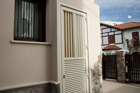 Puerta con celosía exterior de aluminio colocada en Irún